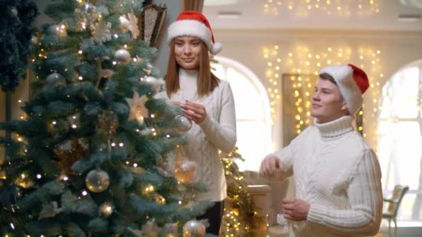 Hombre Ayuda Novia Decorar Árbol Navidad Pareja Joven Tipo Familiar — Vídeo de stock