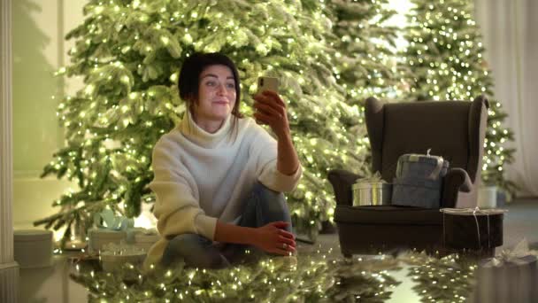 Brunetka Połączenie Wideo Stylowym Oświetleniem Świątecznym Tle Biała Kobieta Siedząca — Wideo stockowe