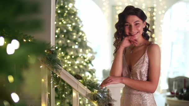 Elegancka Kobieta Śmieje Się Kamery Stylowym Wnętrzu Bożego Narodzenia Brunetka — Wideo stockowe