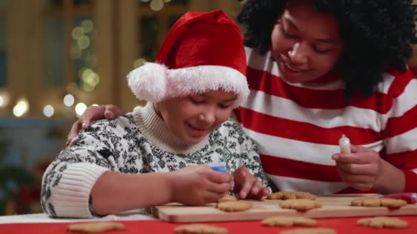 Noel Baba Şapkalı Süveterli Çocuklu Mutlu Siyahi Kadın Süslü Zencefilli — Stok video