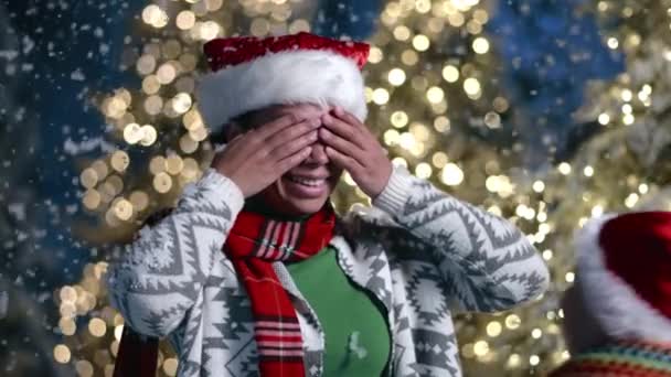 Vista Trasera Niño Sombrero Santa Dando Caja Navidad Madre Sorprendida — Vídeos de Stock