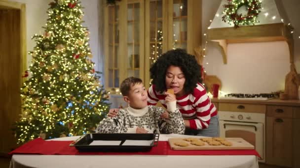 Šťastná Maminka Malý Syn Slavnostně Zdobené Kuchyni Vánočním Stromečkem Věncem — Stock video