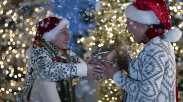 Sníh Kouzelném Místě Mnoha Osvětlenými Vánočními Stromky Usmívající Matka Santově — Stock video