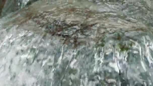 Lapso Tiempo Flujo Rápido Agua Pura Golpeando Bloque Piedra Pulida — Vídeo de stock