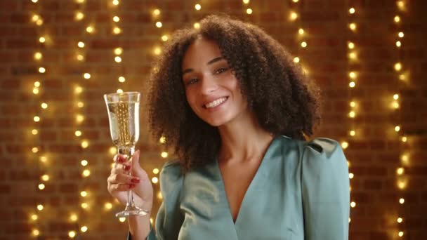 Medium Shot Young Cheerful Beauty Light Makeup Holding Glass Drink — Stock Video