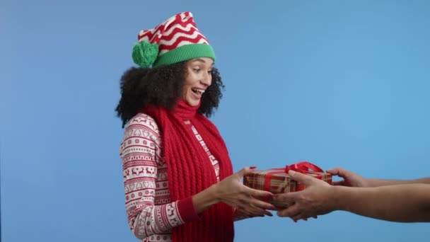 Senhora Agradavelmente Surpreendida Traje Natal Leva Uma Caixa Papel Embrulho — Vídeo de Stock