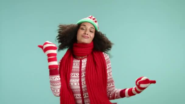 Feliz Rizado Pelo Oscuro Hembra Sombrero Elfo Adornado Suéter Invierno — Vídeos de Stock