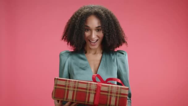 Kerstcadeau Vallen Van Boven Handen Van Glimlachende Mooie Jonge Vrouw — Stockvideo