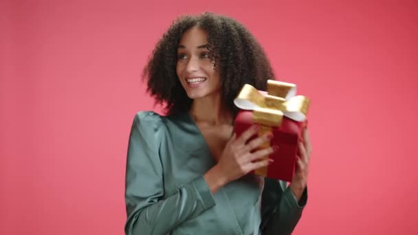Ελκυστικό Χαμόγελο Θηλυκό Μελαχρινή Μεταξωτό Φόρεμα Διακοπών Αλίευση Χριστουγεννιάτικο Δώρο — Αρχείο Βίντεο