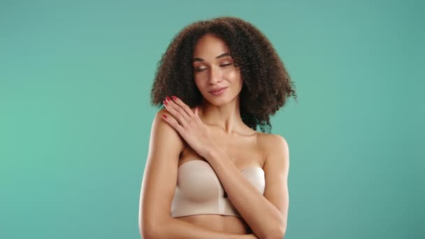 Linda Mujer Sexual Pelo Rizado Sujetador Sin Tirantes Con Boca — Vídeo de stock