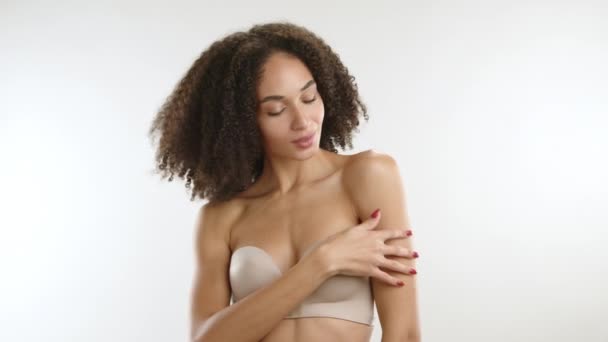 Curly Chevelu Mince Construire Beauté Sexy Portant Soutien Gorge Bustier — Video