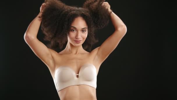 Koyu Renk Saçlı Ince Yapılı Askılı Sütyenli Saçları Sallanan Siyah — Stok video