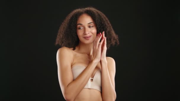 Doamnă Drăguță Trăsături Faciale Grațioase Corp Sportiv Păr Închis Culoare — Videoclip de stoc