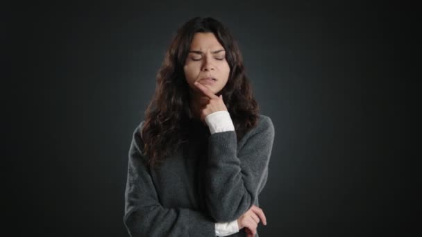 Kız Düşünüyormuş Bir Elini Çenesinin Altına Koyar Kendini Düşüncelerine Daldırır — Stok video