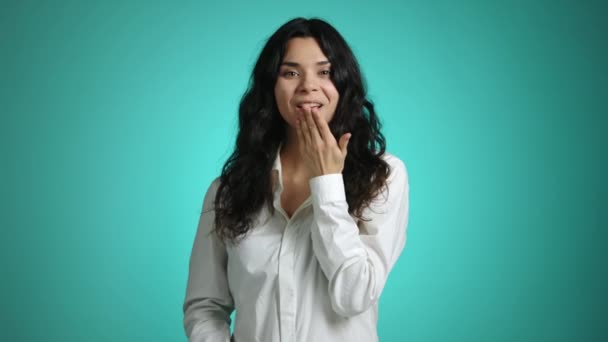 Красивая Девушка Посылает Воздушный Поцелуй Камеру Счастлива Радостна Высококачественные Кадры — стоковое видео