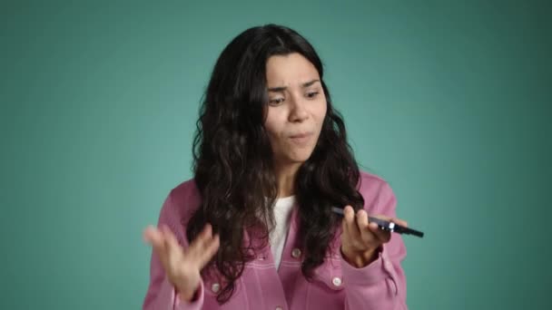 Het Ontevreden Meisje Praat Boos Speaker Van Haar Telefoon Maakt — Stockvideo