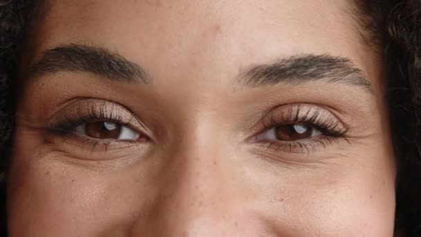 Młoda Kobieta Zamykająca Oczy Czerwonym Manicure Otwierające Oczy Uśmiechnięte Długie — Wideo stockowe