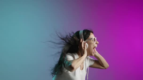 헤드폰을 그녀의 감정을 유지하지 즐겁게 바람이 그녀의 머리카락을 강하게 흔들어줍니다 — 비디오