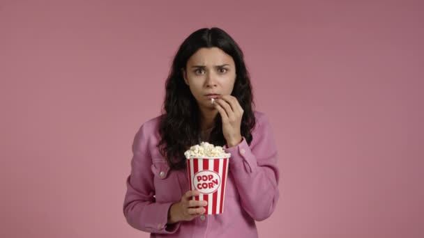 Dívka Dívá Film Hrůze Najednou Hrozně Vyděsila Rozlila Popcorn Vysoce — Stock video