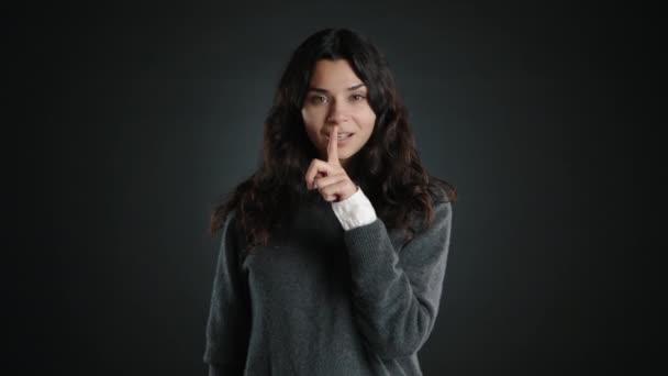 Menina Coloca Dedo Indicador Nos Lábios Indicando Que Todos Fiquem — Vídeo de Stock