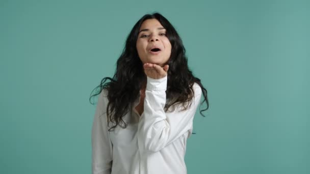 Den Vackra Flickan Skickar Luftig Kyss Till Kameran Hon Lycklig — Stockvideo