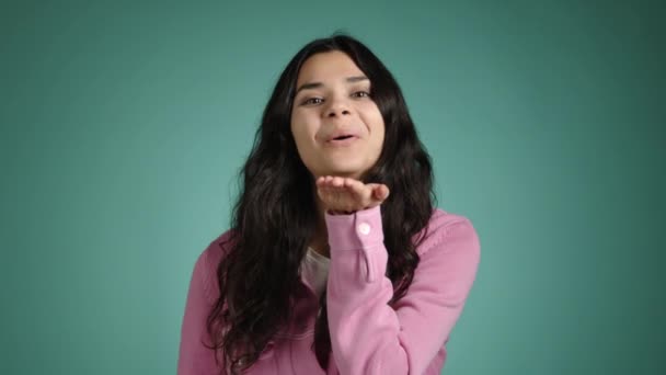 Het Gelukkige Meisje Roze Kledij Stuurt Een Luchtige Kus Naar — Stockvideo