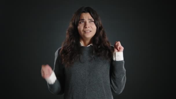 Дівчина Піднімає Обидві Руки Схрещує Пальці Надії Буде Добре Високоякісні — стокове відео