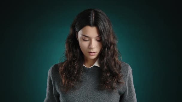 Seorang Wanita Muda Berpaling Dari Kamera Merasa Bersalah Dia Telah — Stok Video
