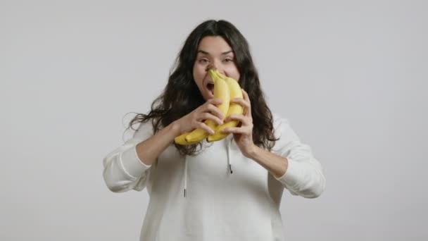 Piękna Dziewczyna Pokazuje Żółte Banany Jest Białym Kapturze Białym Tle — Wideo stockowe