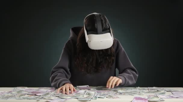 Uma Jovem Que Usa Óculos Realidade Virtual Muito Dinheiro Sua — Vídeo de Stock