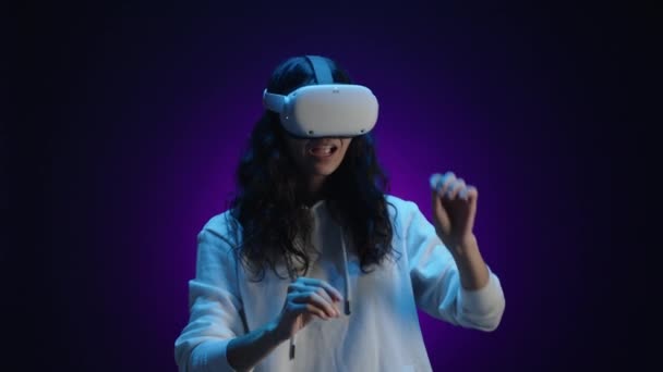 Счастливая Девушка Очках Виртуальной Реальности Взаимодействует Виртуальным Миром Пальцами Комнате — стоковое видео