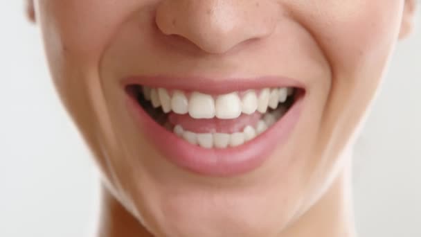 Hermosa Sonrisa Femenina Mitad Inferior Cara Mujer Con Lápiz Labial — Vídeo de stock