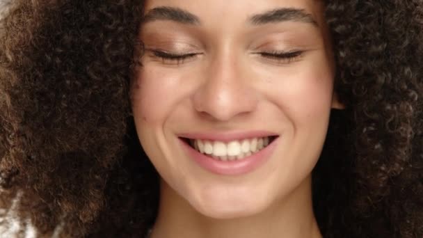 Χαρούμενη Κυρία Όμορφο Μαυρισμένο Δέρμα Λευκά Δόντια Καστανές Μπούκλες Γελάνε — Αρχείο Βίντεο