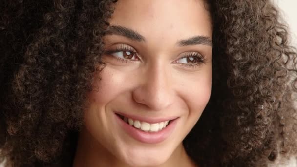 Πορτρέτο Της Χαρούμενης Χαρούμενης Γυναίκας Όμορφα Καστανά Μάτια Γεμάτα Χείλη — Αρχείο Βίντεο