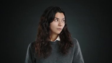 Kız, ilgilenmediğini belirterek gözlerini yukarı kaldırır ve başka yere bakar. Yüksek kalite 4k görüntü