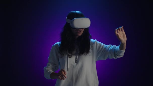 Una Ragazza Gioiosa Occhiali Realtà Virtuale Esplora Altro Mondo Interagisce — Video Stock
