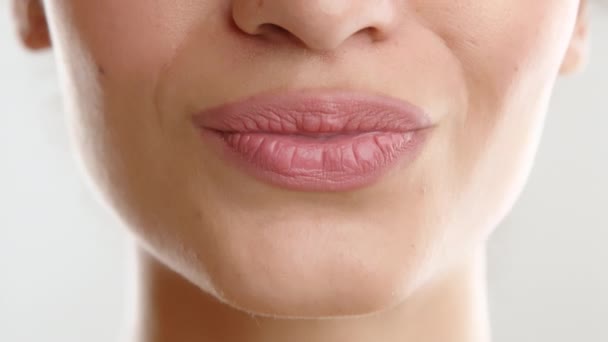 메이크업 립스틱으로 여자의 얼굴의 배경에 미소와 웃음으로 바뀌는 심각한 고품질 — 비디오