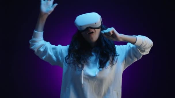 Молодая Девушка Очках Виртуальной Реальности Поет Виртуальном Микрофоне Счастлива Танцует — стоковое видео
