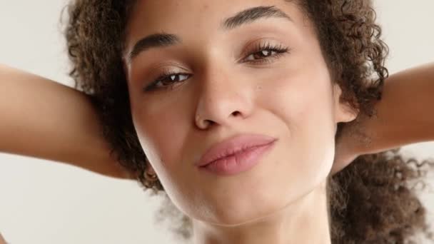 Close Rosto Feminino Bonito Beleza Natural Jovem Segurando Cachos Afro — Vídeo de Stock