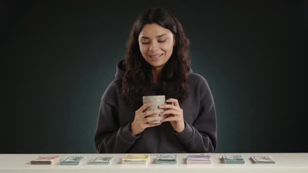 Güzel Bir Genç Kız Bir Masada Oturuyor Kahve Içiyor Yüksek — Stok video