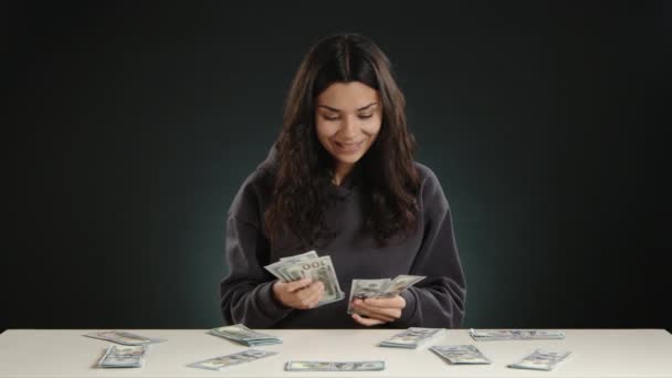 Eine Brünette Zählt Ihrem Tisch Geld Sie Legt Sie Auf — Stockvideo