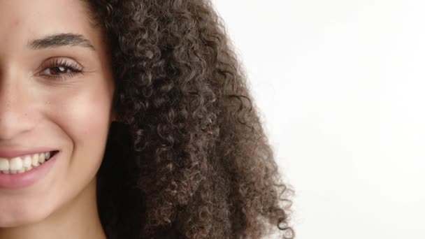 Close Parte Rosto Feminino Raça Mista Rindo Mostrando Belos Dentes — Vídeo de Stock