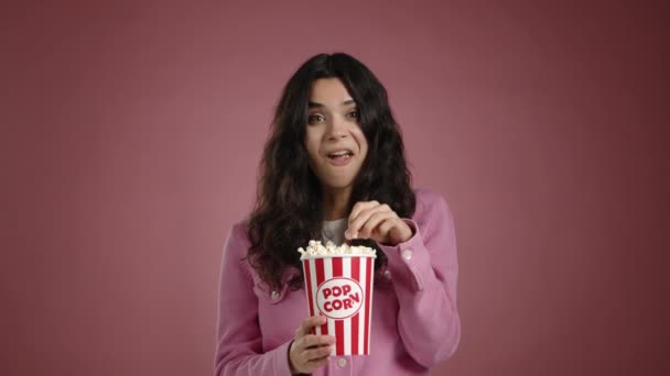 소녀는 영화를보고 히스테리로 화면에 팝콘을 고품질 — 비디오