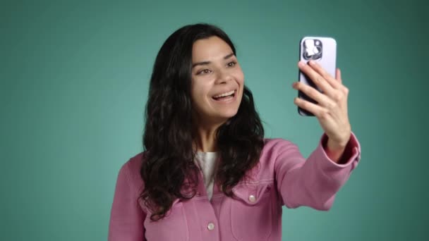 Menina Feliz Envolve Uma Chamada Vídeo Usando Seu Telefone Celular — Vídeo de Stock