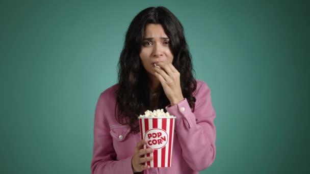 那个不高兴的欧洲女孩看了一部电影 她吃爆米花并把它扔到屏幕上 高质量的4K镜头 — 图库视频影像