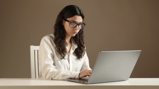Egy Gyönyörű Fekete Hajú Lány Dolgozik Laptopján Munkahelyén Koncentrált Figyelmes — Stock videók