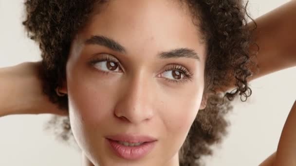 Bela Jovem Mulher Raça Mista Com Belos Olhos Avelã Maquiagem — Vídeo de Stock