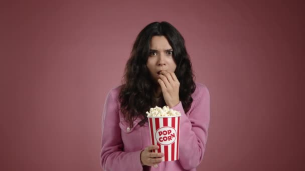 Mladá Dívka Velmi Rozrušená Když Dívá Film Popcorn Velmi Smutná — Stock video