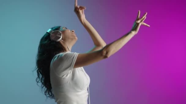 Piękna Młoda Kobieta Tańczy Słuchawkami Słuchając Muzyki Jest Białej Koszulce — Wideo stockowe