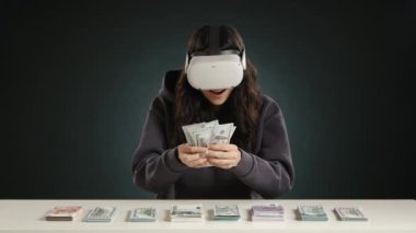 Bir kız sanal gerçeklik gözlükleriyle para sayar. Parayı masaya koyuyor, gözlükleri çıkarıyor, ve faturalar kayboluyor, onu üzüyor... 4 bin dolarlık yüksek kaliteli görüntü.